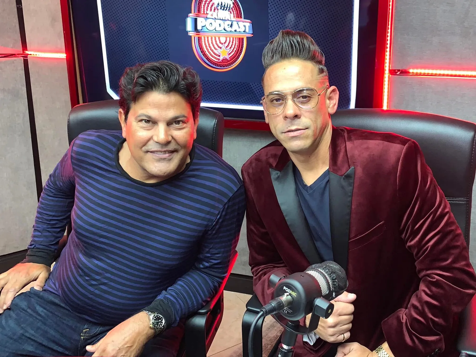Sandy en un estudio de podcast en Miami