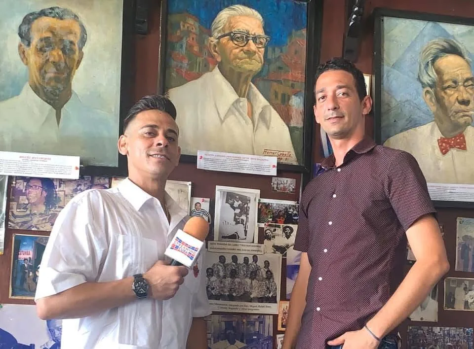 Sandy junto a Alejandro Fernández Ávila y el retrato de Ñico Saquito