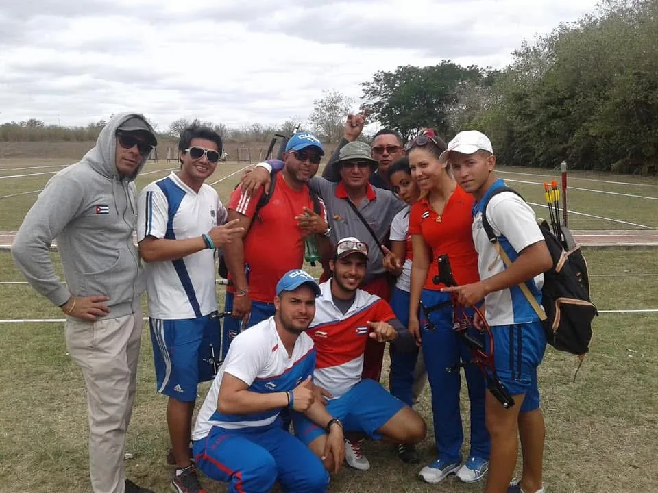 Sandy junto a un equipo deportivo