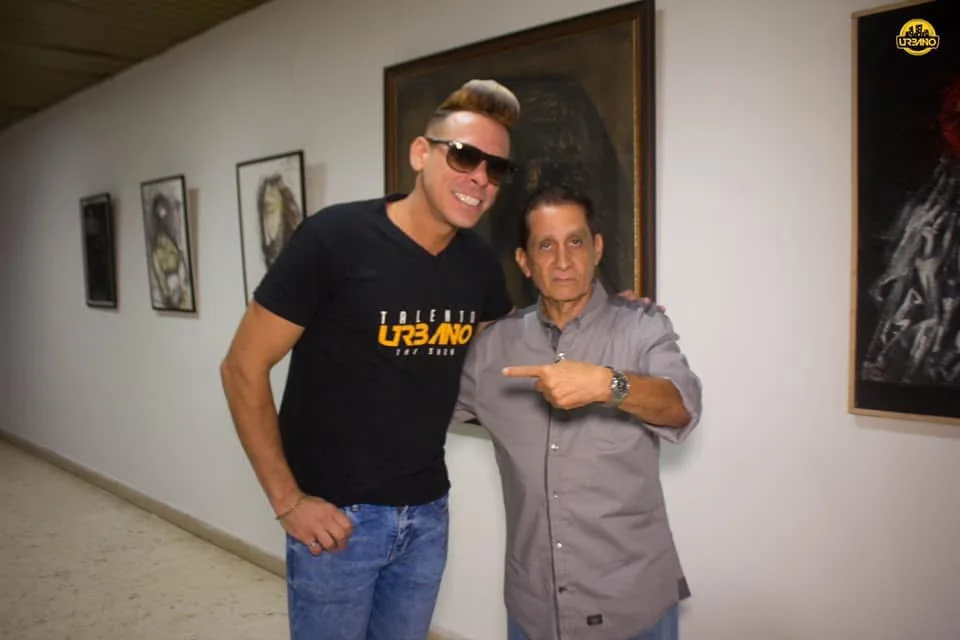 Sandy Show con una figura entrevistada por Talento Urbano